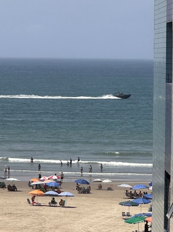 On the beach. Vacation/Carnival - SEA VIEW 3 Bedrooms - Sleeps 10!