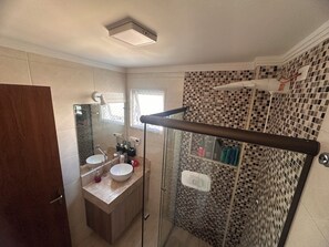 Shower, towels, soap, toilet paper - Vacation/Carnival - SEA VIEW 3 Bedrooms - Sleeps 10! (Praia Grande)
