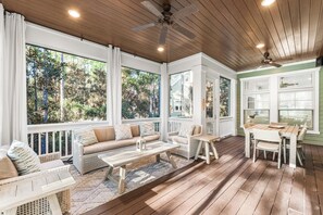 Outdoor dining - Luxury Meets Location - Exclusive WaterColor Access, 6-Seater Cart, Bikes & Easy Access to Seaside! (Santa Rosa Beach)
