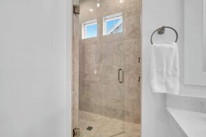 Shower, hair dryer, towels, shampoo - You Are My Sonshine by Stay on 30a (Inlet Beach)