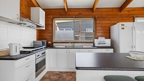 ثلاجة، ميكروويف، موقد طهي مسطح، محمصة خبز