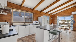 ثلاجة، ميكروويف، موقد طهي مسطح، محمصة خبز