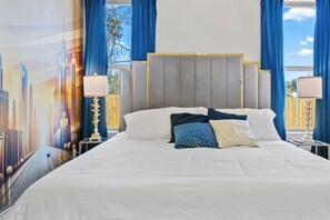 6 bedrooms, iron/ironing board, Internet, bed sheets - Relaxing Contemporary Duplex Stay (Memphis)
