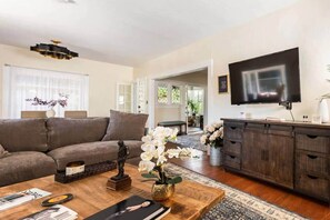 Smart TV, videojuegos, mesa de ping pong, libros