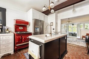 Private kitchen - Lux Manor: Fire pit/Games/Secret Room & Coffee Bar (San Diego)