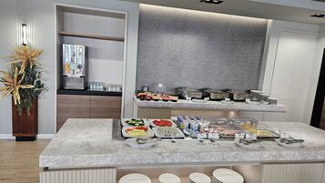 Ein reichhaltiges Buffet mit verschiedenen Speisen und Besteck.