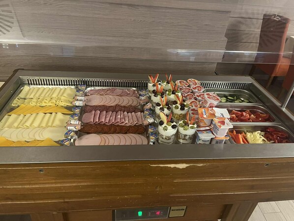 Free daily buffet breakfast - Hotel Három Gúnár (Kecskemét)