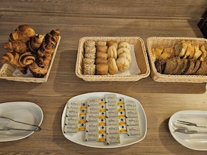 Free daily buffet breakfast