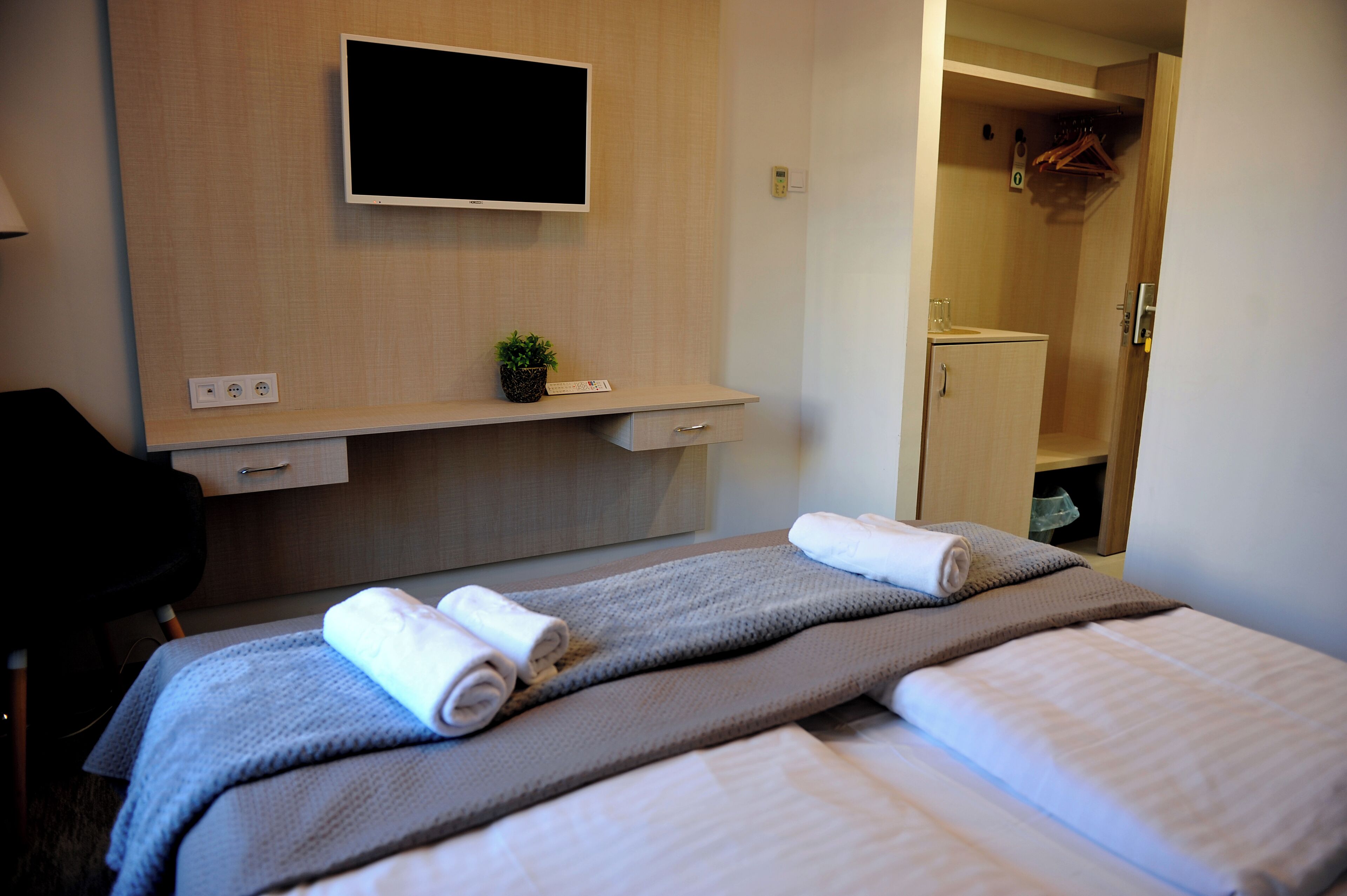 Standard-Doppel- oder -Zweibettzimmer, Stadtblick | Kostenloses WLAN, Bettwäsche, Rollstuhlgeeignet