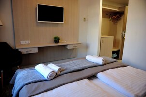 Habitación estándar con 1 cama doble o 2 individuales, vistas a la ciudad | Wifi gratis, ropa de cama, accesible en silla de ruedas