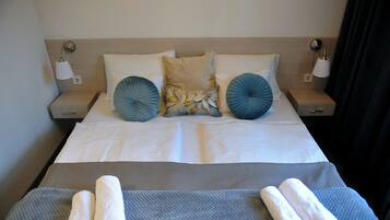 Standard Double or Twin Room, City View | Bathroom