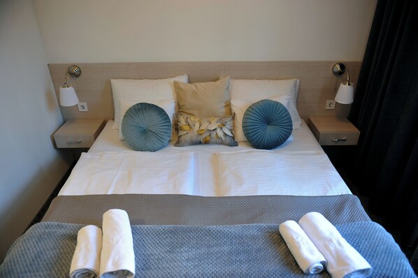 Standard Double or Twin Room, City View | Bathroom