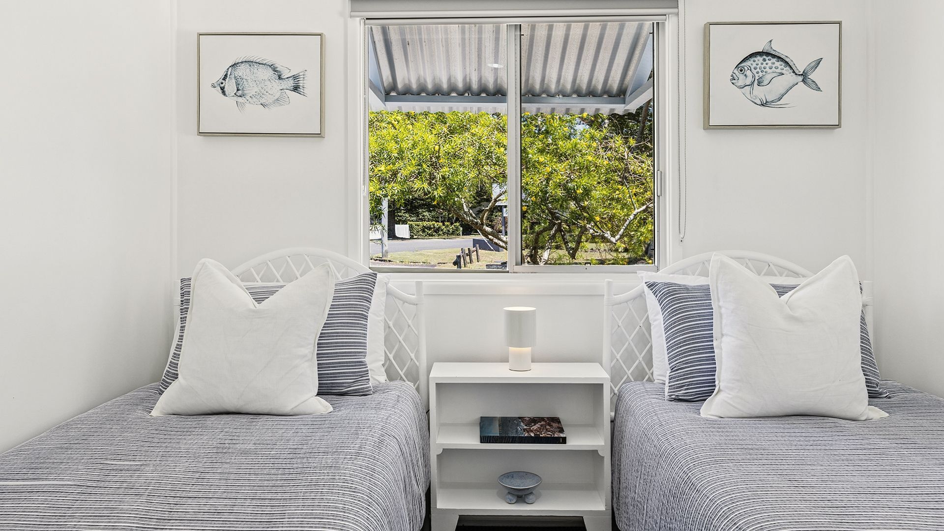 Tabla de planchar con plancha, Internet, ropa de cama