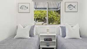 3 bedrooms, iron/ironing board, WiFi, bed sheets - EBB Tide - Charming Coastal Cottage in the Heart of Yamba - Holiday Yamba (Yamba)