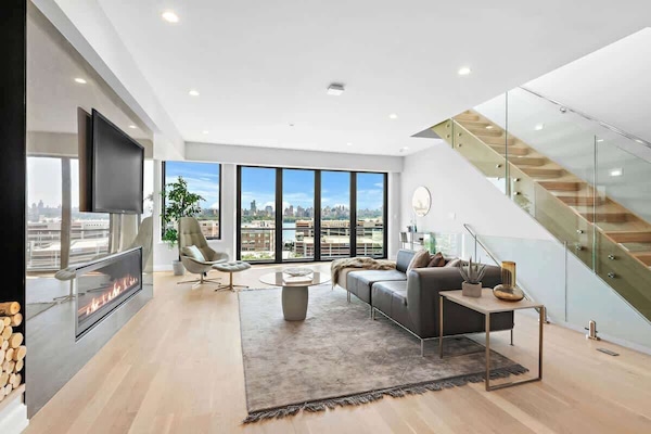 Superior Townhome, City View | Living area