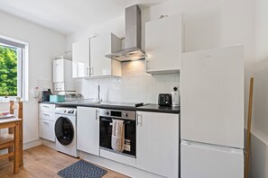 Fridge, microwave, oven, stovetop - 3 Bedroom flat for rent in Oxford (Oxford)