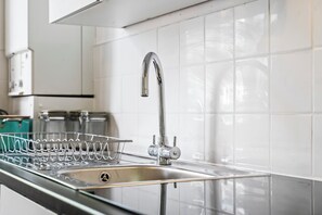 Fridge, microwave, oven, stovetop - 3 Bedroom flat for rent in Oxford (Oxford)