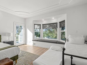 7 Schlafzimmer, Schreibtisch, Bügeleisen/Bügelbrett, Reisekinderbett