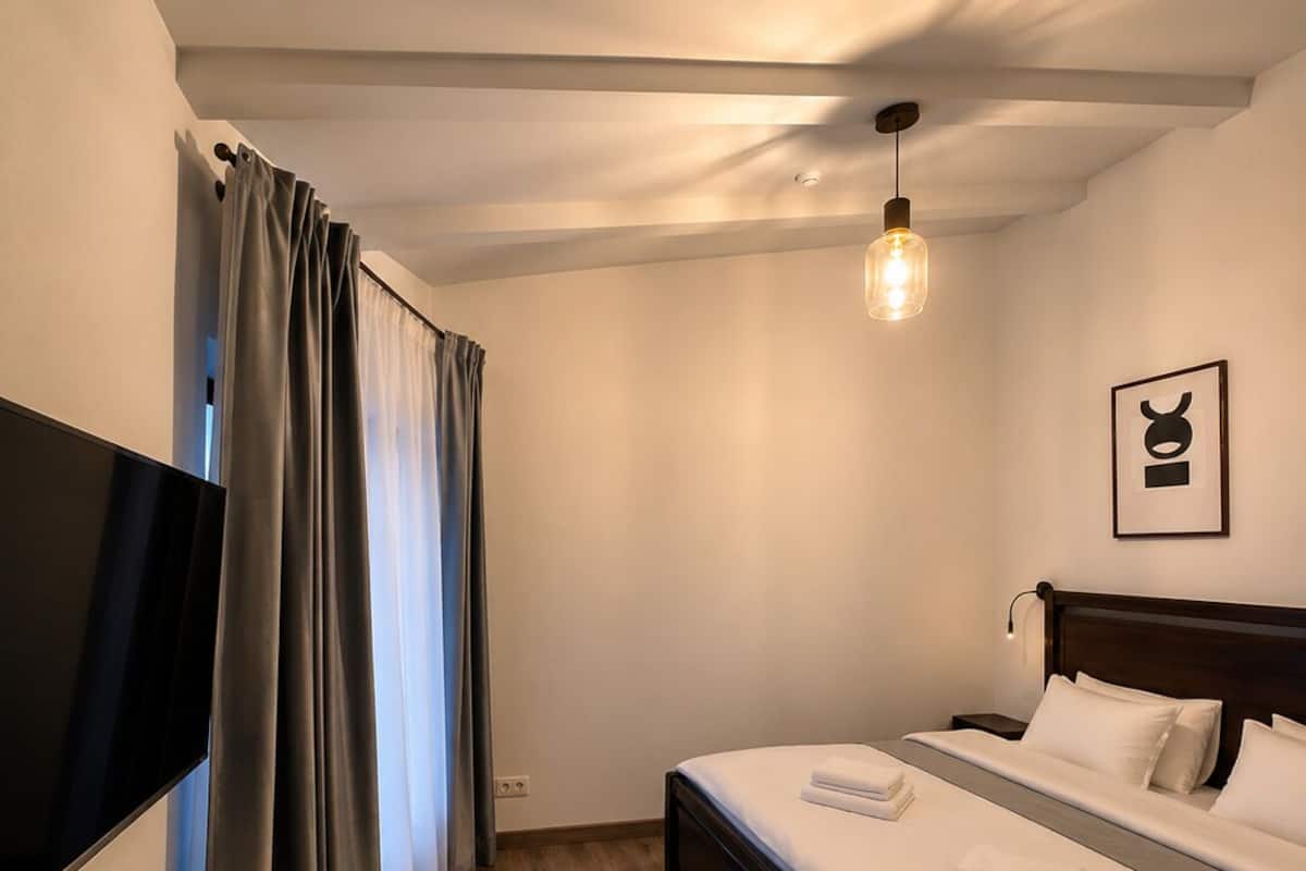Suite luxueuse, vue sur le jardin | Espace de travail pour ordinateurs portables, systĂšme dâinsonorisation