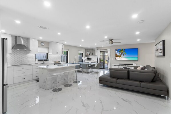 Smart TV - Sleek 4BR Beach House • Pool, Spa & Near Beach (Naples)