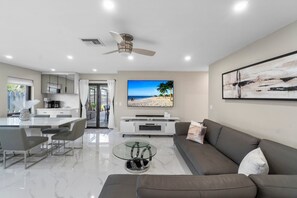 Smart TV - Sleek 4BR Beach House • Pool, Spa & Near Beach (Naples)