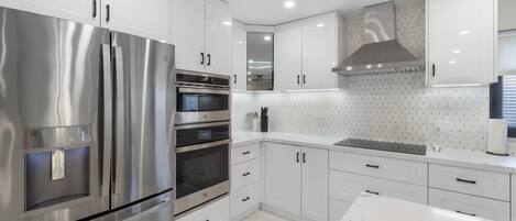 Jääkaappi, mikroaaltouuni, uuni, liesi