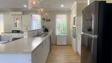 Jääkaappi, mikroaaltouuni, uuni, liesi