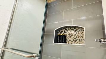 Haartrockner, Handtücher, Seife, Toilettenpapier