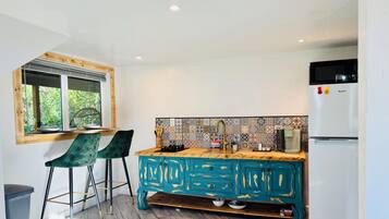 Refrigerador, microondas, cafetera y tetera y utensilios de cocina