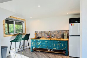 Kühlschrank, Mikrowelle, Wasserkocher mit Kaffee-/Teezubehör