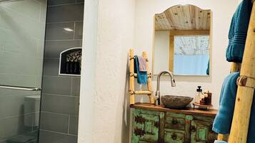 Haartrockner, Handtücher, Seife, Toilettenpapier