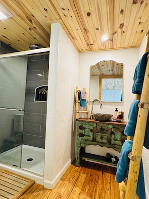 Haartrockner, Handtücher, Seife, Toilettenpapier