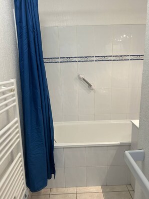 Bathroom - Very nice 3-room apartment with indoor pool and golf course view in Cap d'Agde (LE CAP D AGDE)