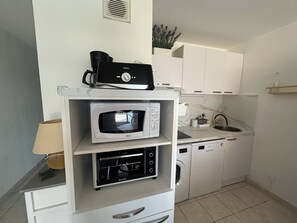 Fridge, microwave, dishwasher, toaster - Very nice 3-room apartment with indoor pool and golf course view in Cap d'Agde (LE CAP D AGDE)