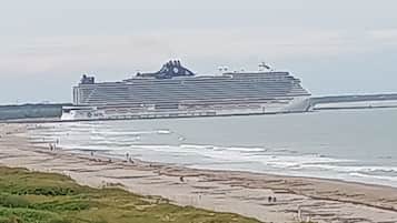 En la playa, camastros y toallas de playa