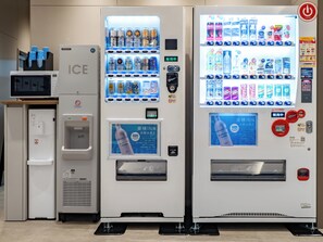 Un distributeur automatique proposant diverses boissons et un point d’eau.