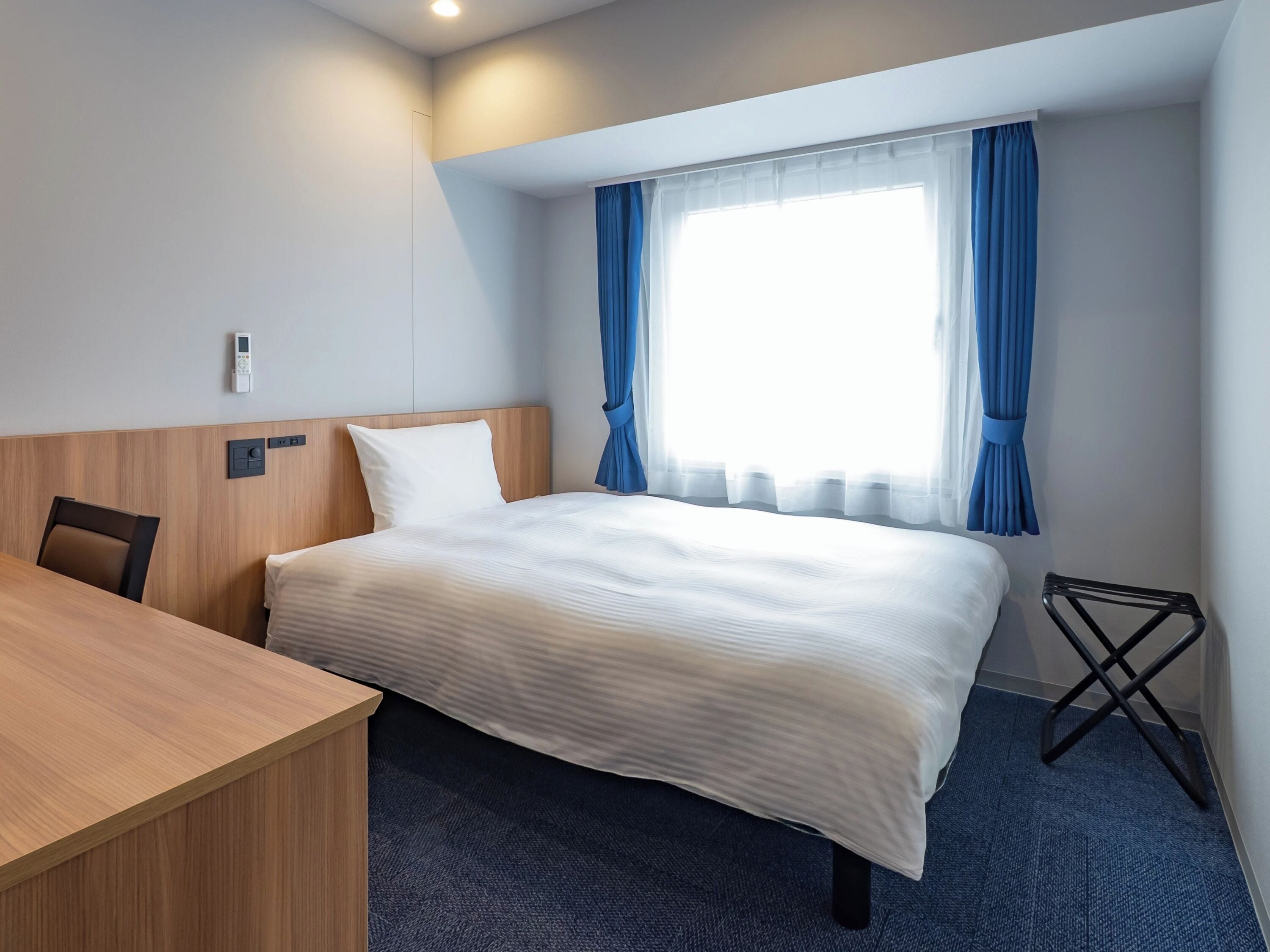 Bureau, espace de travail pour ordinateur portable, rideaux occultants