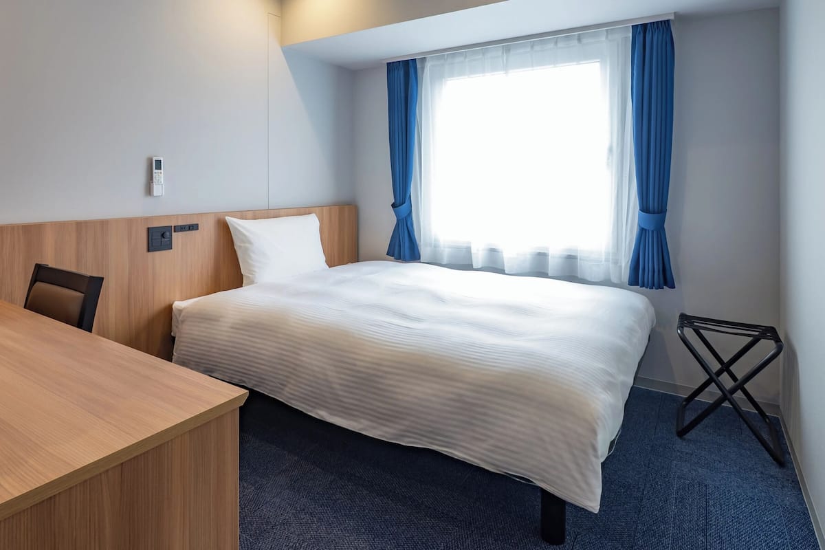 Bureau, espace de travail pour ordinateur portable, rideaux occultants