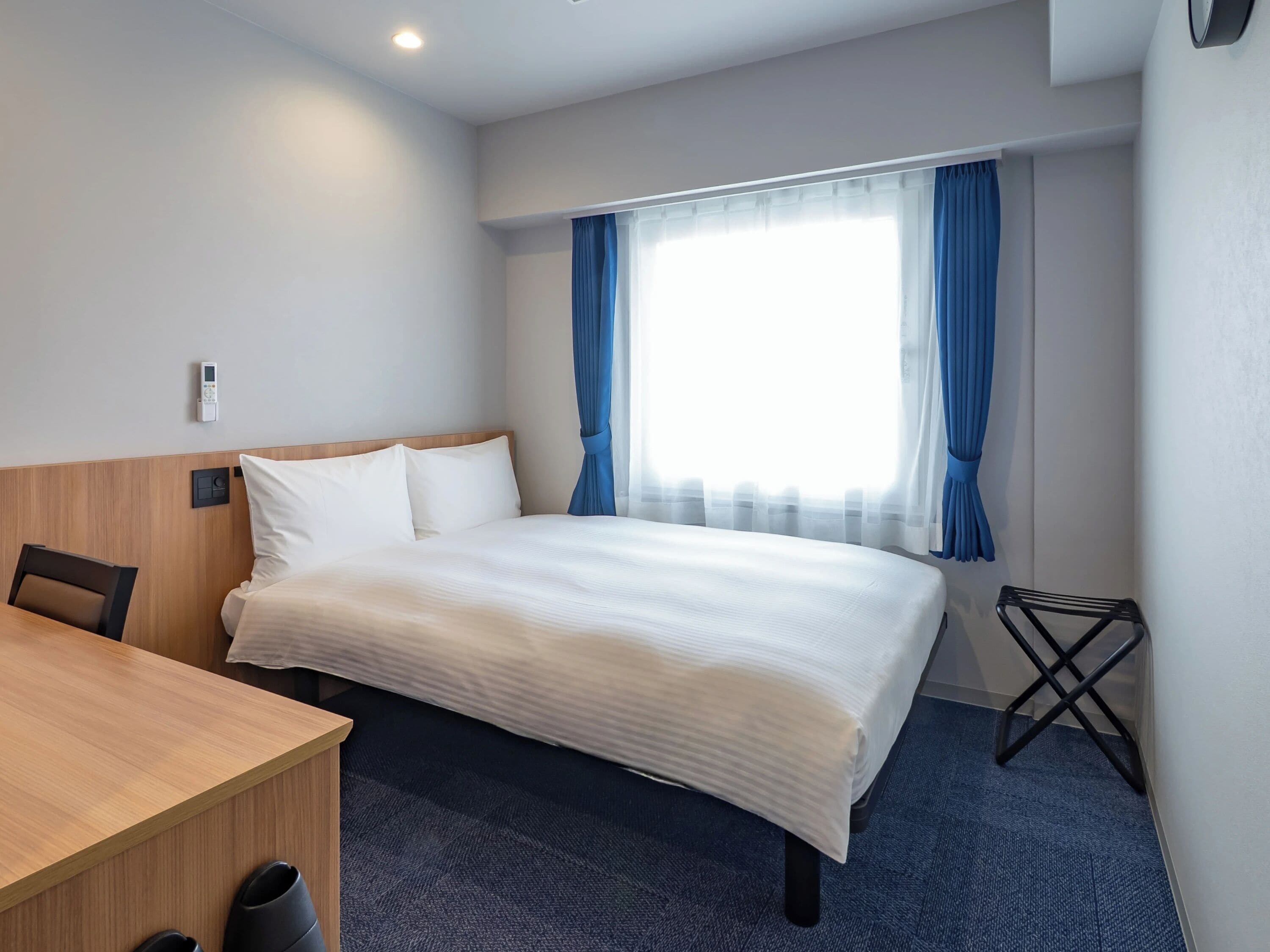 Bureau, espace de travail pour ordinateur portable, rideaux occultants