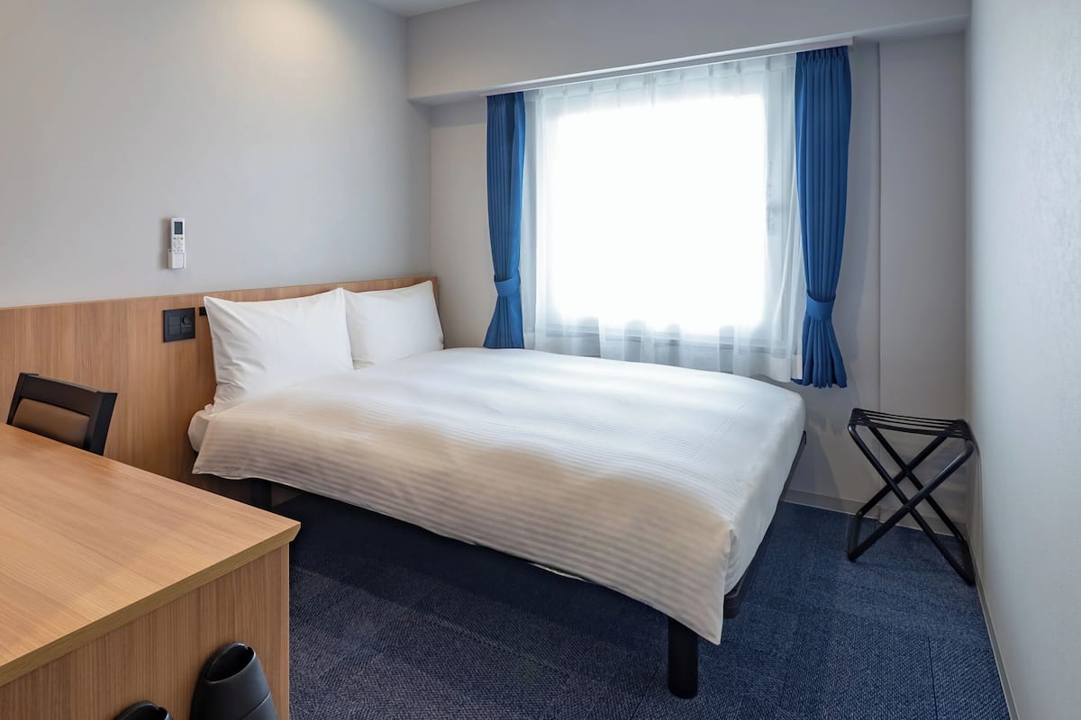 Bureau, espace de travail pour ordinateur portable, rideaux occultants