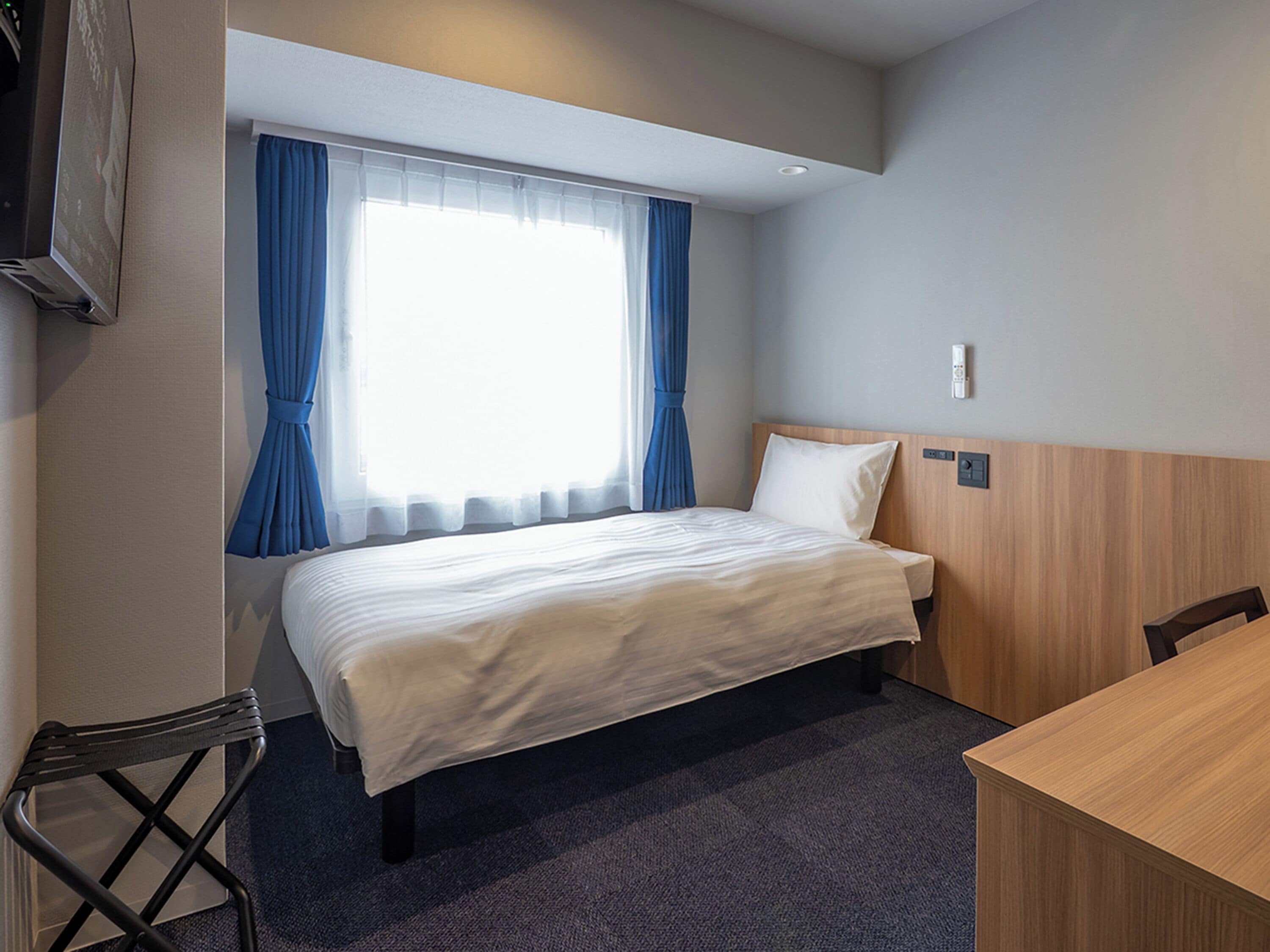 Bureau, espace de travail pour ordinateur portable, rideaux occultants