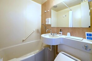 Combined shower/tub, hair dryer, slippers, towels - Toyoko Inn Nasushiobara-eki Nishi-guchi (Nasushiobara)