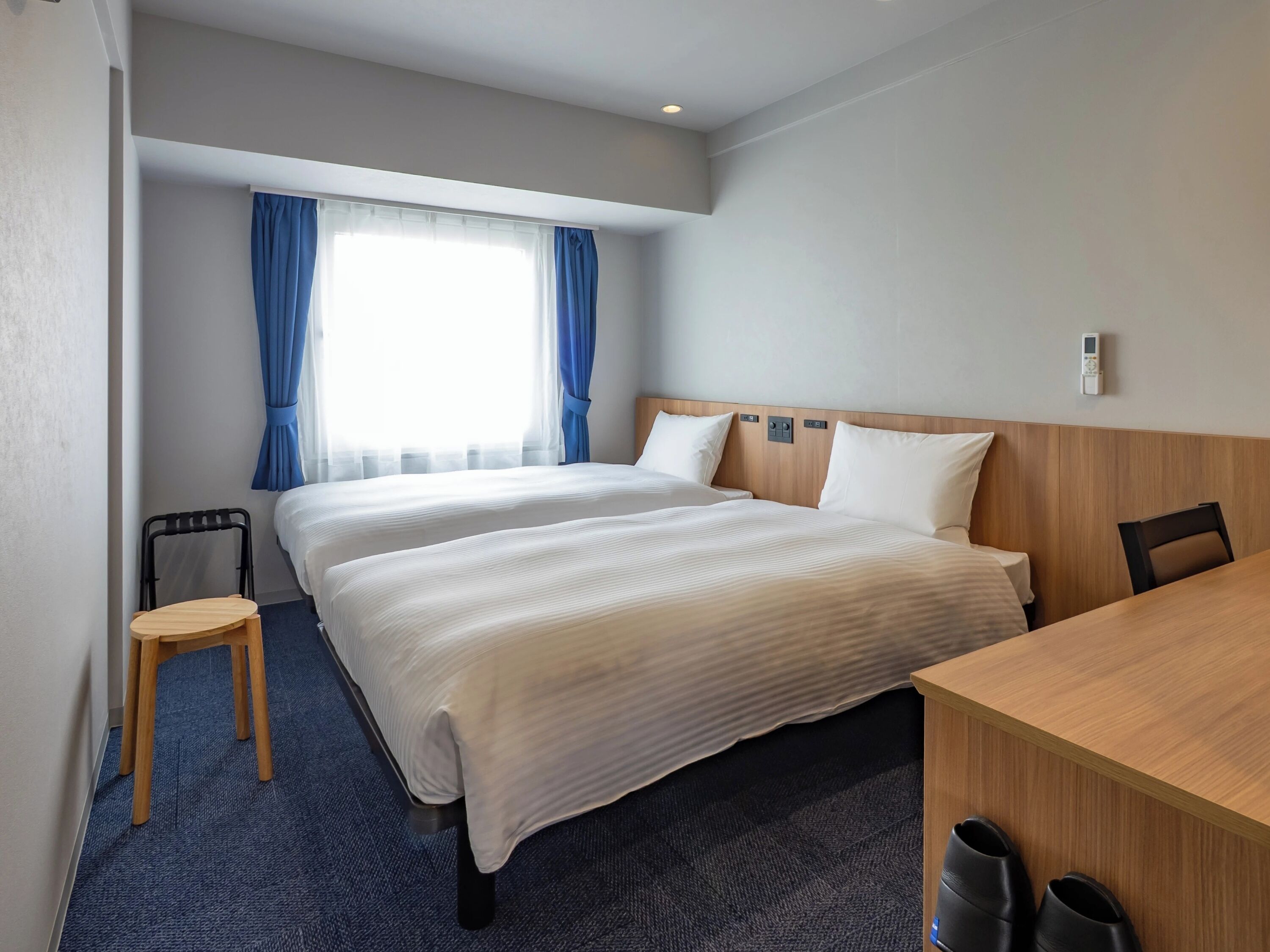 Bureau, espace de travail pour ordinateur portable, rideaux occultants