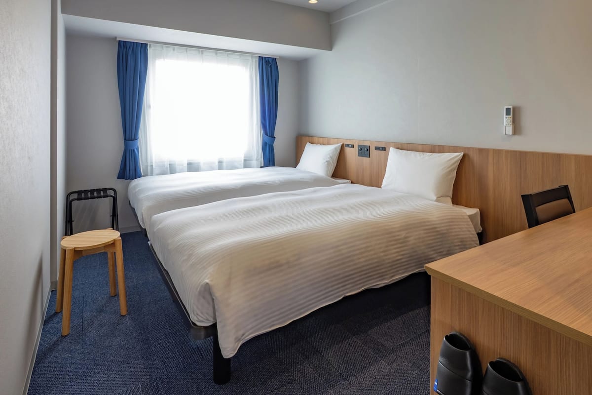 Bureau, espace de travail pour ordinateur portable, rideaux occultants