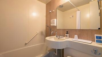 Combined shower/tub, rainfall showerhead, hair dryer, slippers