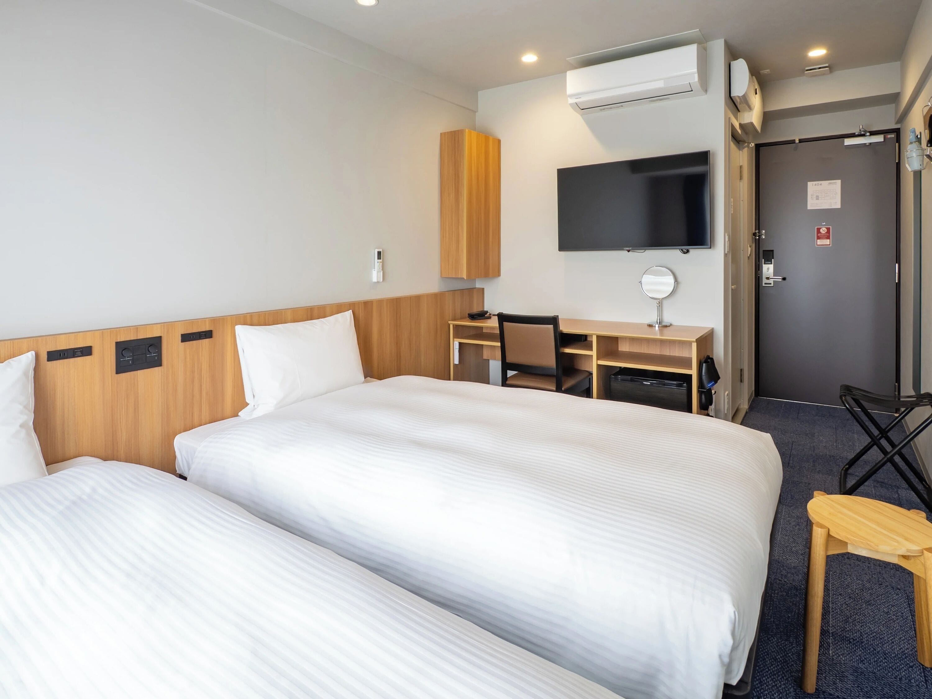 办公桌、笔记本电脑工作区、遮光窗帘、熨斗/熨板