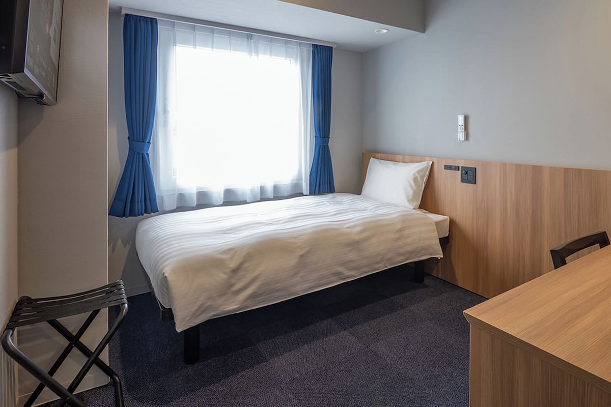 Bureau, espace de travail pour ordinateur portable, rideaux occultants