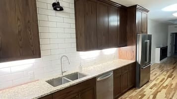 Micro-ondes, four, plaque de cuisson, lave-vaisselle