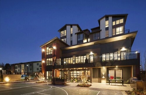 Stylish 1-bedroom loft near Lake Washington with game and fitness rooms