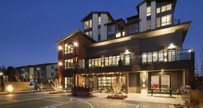 Stylish 1-bedroom loft near Lake Washington with game and fitness rooms